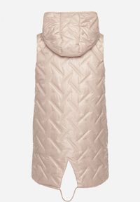 Born2be - Różowa Pikowana Kamizelka z Kapturem i Ozdobną Naszywką Liselilia. Okazja: na co dzień. Typ kołnierza: kaptur. Kolor: różowy. Materiał: jeans. Wzór: aplikacja. Styl: casual, elegancki, sportowy #2