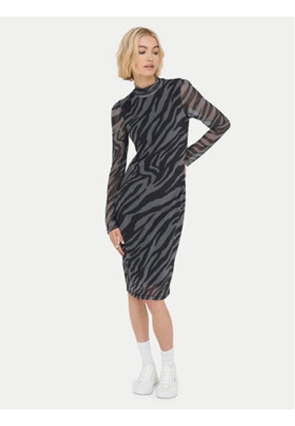 only - ONLY Sukienka codzienna Erica 15355845 Szary Regular Fit. Okazja: na co dzień. Kolor: szary. Materiał: syntetyk. Typ sukienki: proste. Styl: casual