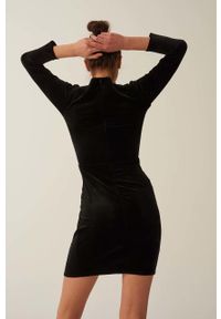 Undress Code sukienka kolor czarny mini dopasowana. Kolor: czarny. Materiał: materiał. Długość rękawa: długi rękaw. Typ sukienki: dopasowane. Długość: mini #2