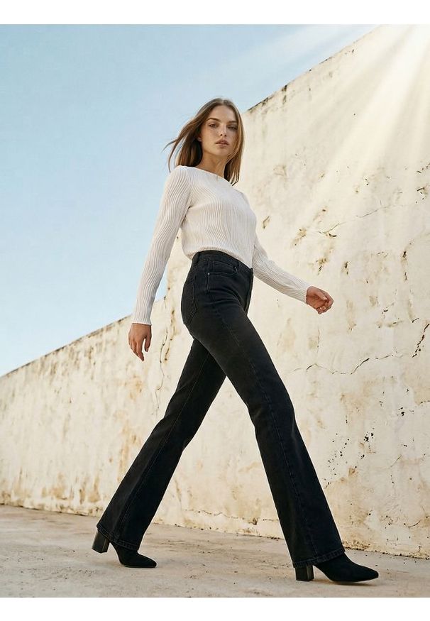 Sinsay - Jeansy flare mid waist - czarny. Kolor: czarny