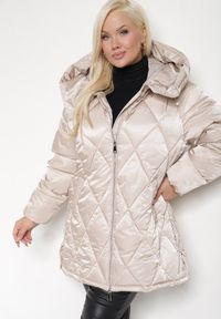 Born2be - Jasnobeżowa Pikowana Kurtka z Rozcięciami na Napy i z Kapturem ze Ściągaczami Letamira. Okazja: na co dzień. Typ kołnierza: kaptur. Kolekcja: plus size. Kolor: beżowy. Materiał: jeans. Długość rękawa: długi rękaw. Długość: długie. Styl: elegancki, casual