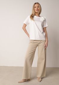 Born2be - Biały Klasyczny T-shirt z Bawełny Zdobiony Aplikacją 3D w Kształcie Kwiatów Noebel. Okazja: na co dzień. Kolor: biały. Materiał: bawełna. Wzór: kwiaty, aplikacja. Sezon: lato. Styl: klasyczny #5