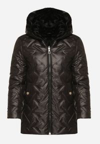 Born2be - Czarna Pikowana Kurtka z Kapturem i Futrzaną Wyściółką Navea. Okazja: do pracy, na co dzień, na spotkanie biznesowe. Typ kołnierza: kaptur. Kolekcja: plus size. Kolor: czarny. Materiał: futro. Wzór: ze splotem. Styl: casual, biznesowy #7