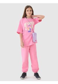 4f - 4F T-shirt oversize z nadrukiem dziewczęcy - różowy 122 (6-7 lat). Okazja: na co dzień. Kolor: różowy. Materiał: dzianina, bawełna, jersey. Długość rękawa: krótki rękaw. Długość: krótkie. Wzór: nadruk. Sezon: lato. Styl: klasyczny, sportowy, casual