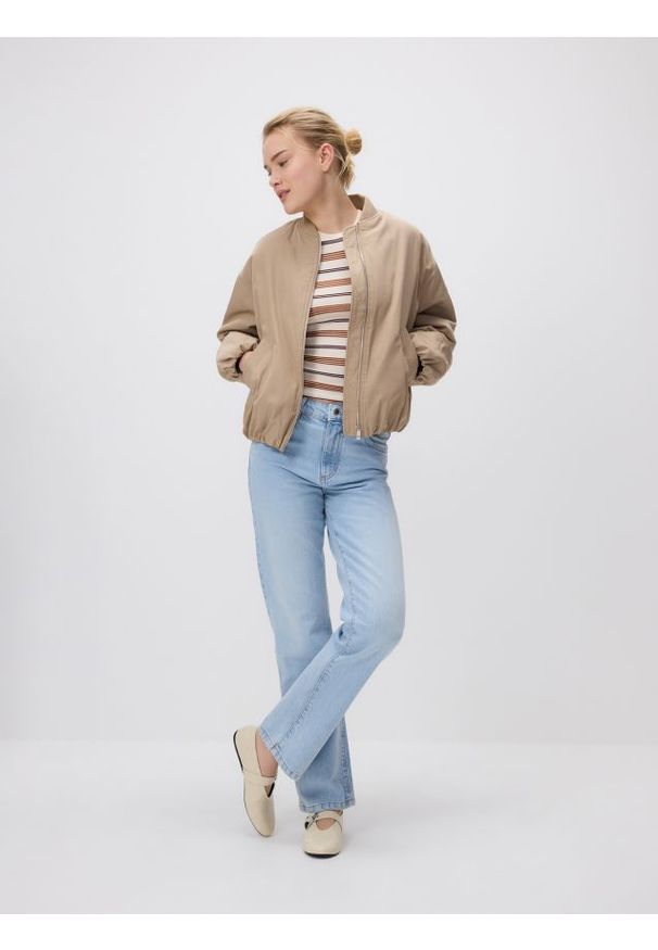 Reserved - Kurtka bomberka oversize - beżowy. Kolor: beżowy. Materiał: tkanina. Wzór: gładki