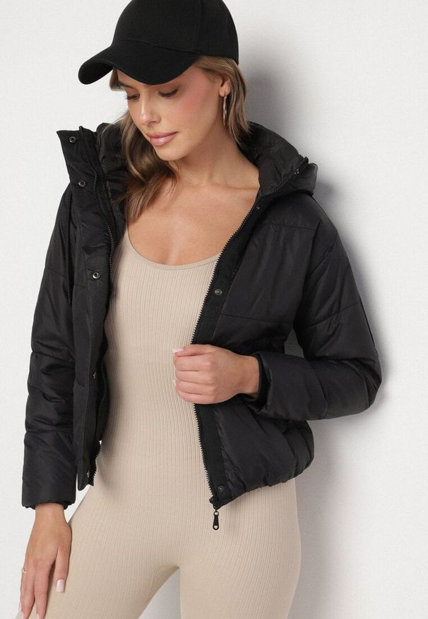 Born2be - Czarna Pikowana Kurtka z Kapturem i Lekkim Ociepleniem Ninirila. Okazja: na co dzień. Typ kołnierza: kaptur. Kolor: czarny. Materiał: jeans. Styl: elegancki, casual