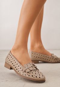 Born2be - Beżowe Ażurowe Półbuty w Stylu Mokasynów ze Skóry Naturalnej z Kwiatami 3D Uriloria. Okazja: na co dzień, do pracy. Kolor: beżowy. Materiał: skóra. Szerokość cholewki: normalna. Wzór: ażurowy, kwiaty. Sezon: wiosna, lato. Styl: casual, klasyczny, elegancki #1