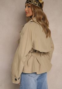 Renee - Beżowa Dwurzędowa Kurtka w Stylu Trencza o Krótkim Kroju z Paskiem Stellis. Okazja: na co dzień. Kolor: beżowy. Materiał: jeans, poliester. Długość: krótkie. Styl: klasyczny, casual #5