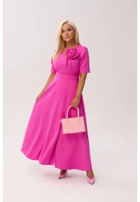 Moda Size Plus Iwanek - Sukienka MAXI Mirabella w odcieniu intensywnego różu z odpinanym kwiatem i kokardą OVERSIZE PLUS SIZE XXL WIOSNA LATO. Okazja: na urodziny, na wesele, na komunię, na ślub cywilny, na imprezę. Typ kołnierza: kokarda. Kolekcja: plus size. Kolor: różowy. Wzór: kwiaty. Typ sukienki: oversize, dla puszystych. Materiał: tkanina, materiał, poliester, elastan. Sezon: lato, wiosna. Styl: elegancki, klasyczny. Długość: maxi #1
