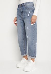 Born2be - Niebieskie Jeansy o Kroju Boyfriend Zdobione Przetarciami Hanorie. Okazja: na co dzień, na spacer. Kolor: niebieski. Wzór: aplikacja. Styl: casual