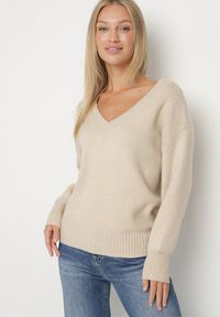 Born2be - Beżowy Sweter z Kaszmirem z Dekoltem w Serek Plenae. Okazja: na co dzień. Typ kołnierza: dekolt w serek. Kolor: beżowy. Materiał: kaszmir. Styl: klasyczny, casual, elegancki #3