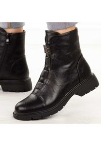 Czarne botki damskie M.Daszyński 2501-9. Okazja: na co dzień. Nosek buta: okrągły. Zapięcie: zamek. Kolor: czarny. Wzór: aplikacja. Materiał: skóra. Sezon: zima, jesień. Obcas: na obcasie. Styl: elegancki, casual #1