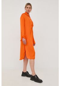 Birgitte Herskind sukienka kolor pomarańczowy midi oversize. Kolor: pomarańczowy. Materiał: guma, tkanina. Długość rękawa: długi rękaw. Typ sukienki: oversize. Długość: midi