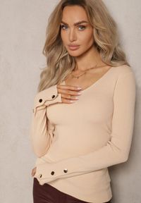 Renee - Jasnobeżowy Sweter z Wiskozą Ozdobiony Guzikami z Trójkątnym Dekoltem Attecca. Okazja: na co dzień. Kolor: beżowy. Materiał: wiskoza. Wzór: aplikacja. Styl: casual