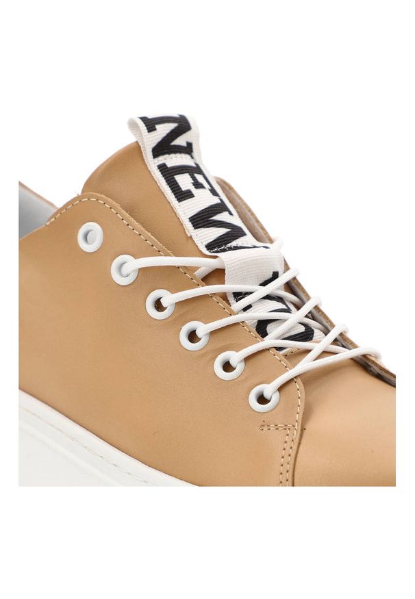 DAMISS - Beżowe Sneakersy Damiss Wygodne Buty Damskie. Okazja: na co dzień. Kolor: biały. Materiał: skóra. Szerokość cholewki: normalna. Wzór: aplikacja, nadruk. Obcas: na obcasie. Styl: casual, sportowy. Wysokość obcasa: średni