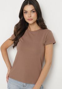 Born2be - Brązowy Bawełniany Klasyczny T-shirt Lunolia. Okazja: na co dzień. Kolor: brązowy. Materiał: bawełna. Wzór: gładki. Styl: klasyczny #6