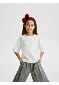 Reserved - T-shirt z kokardkami - złamana biel. Typ kołnierza: kokarda. Materiał: bawełna