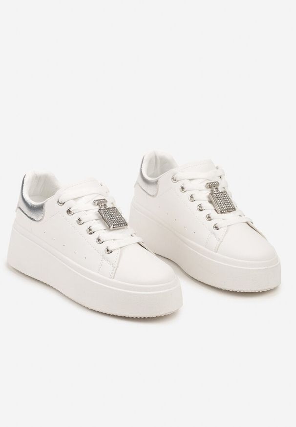 Renee - Biało-Srebrne Sneakersy na Platformie Ozdobione Cyrkoniami i Aplikacją 3D Daneria. Nosek buta: okrągły. Zapięcie: sznurówki. Kolor: biały. Materiał: materiał. Wzór: aplikacja. Obcas: na platformie. Wysokość obcasa: niski