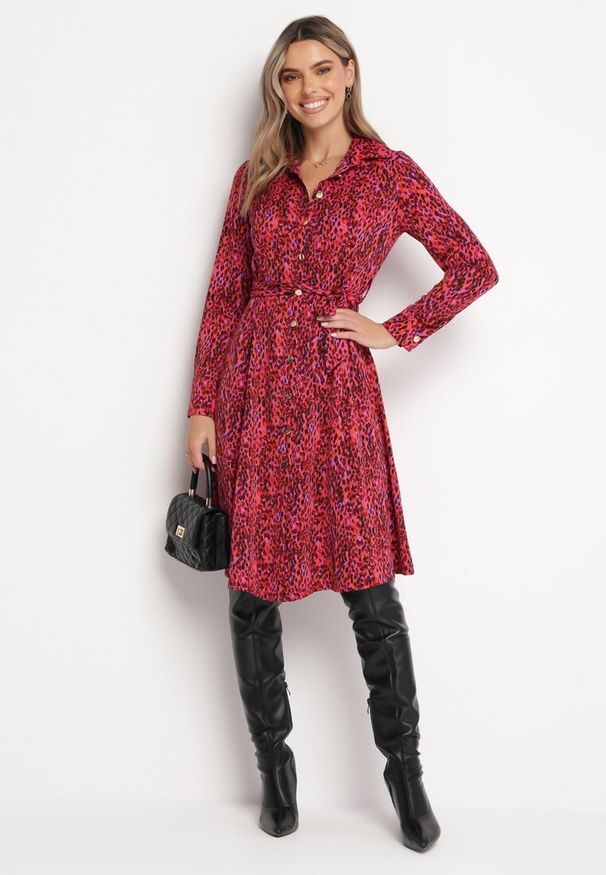 Born2be - Czerwona Sukienka Koszulowa Wiązana w Pasie Macedonia. Kolor: czerwony. Materiał: materiał. Długość rękawa: długi rękaw. Wzór: nadruk. Typ sukienki: koszulowe. Styl: elegancki. Długość: midi