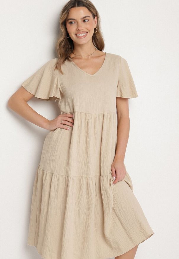 Born2be - Jasnobeżowa Wiskozowa Sukienka Rozkloszowana z Dekoltem V Natilenia. Okazja: na co dzień. Kolor: beżowy. Materiał: wiskoza. Styl: casual, klasyczny, elegancki
