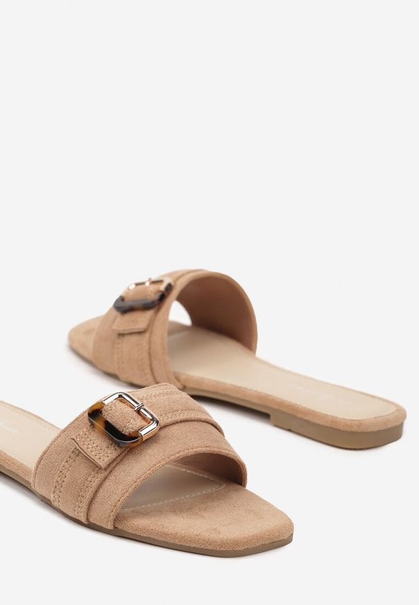 Renee - Ciemnobeżowe Klapki ze Ściętym Noskiem i Klamerką Halorine. Okazja: na co dzień. Kolor: beżowy. Materiał: satyna. Sezon: wiosna, lato. Styl: casual, elegancki, wizytowy