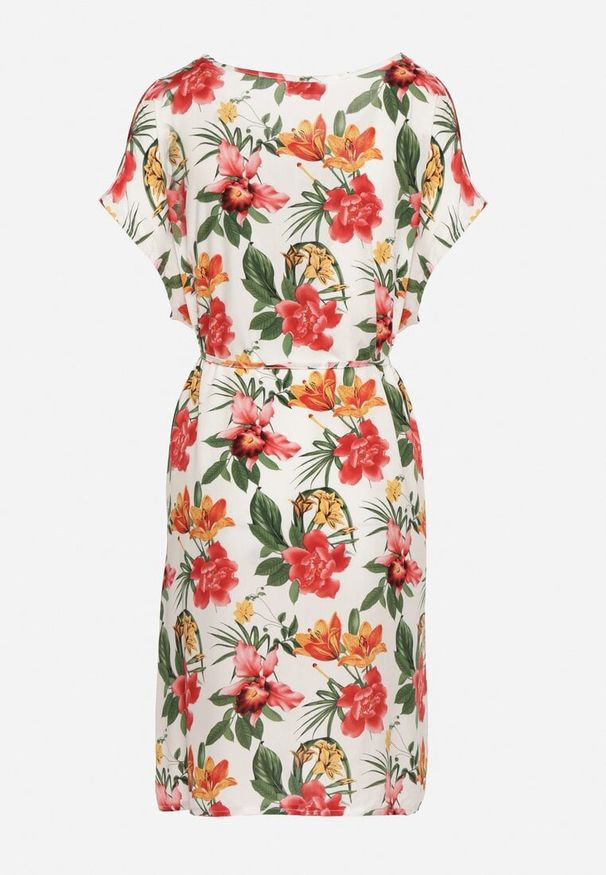 Born2be - Biało-Czerwona Wiskozowa Sukienka w Kwiaty z Materiałowym Paskiem w Talii Claristi. Okazja: na co dzień. Kolekcja: plus size. Kolor: biały. Materiał: wiskoza, materiał. Wzór: kwiaty. Sezon: lato. Typ sukienki: dla puszystych. Styl: klasyczny, casual, elegancki