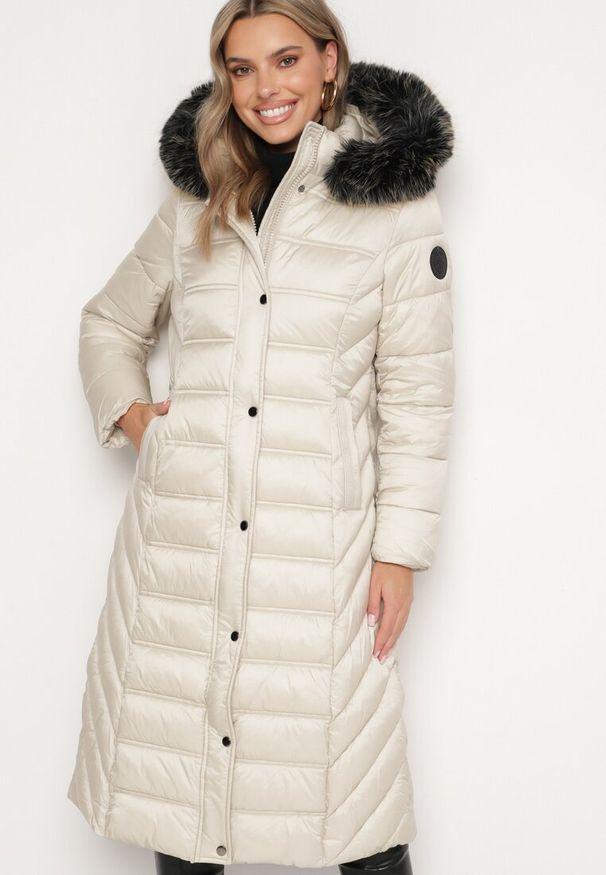 Born2be - Beżowa Pikowana Kurtka Zimowa o Długim Kroju z Odpinanym Kapturem z Futrem Mintoria. Okazja: na co dzień. Kolor: beżowy. Materiał: futro. Długość: długie. Sezon: zima. Styl: elegancki, casual