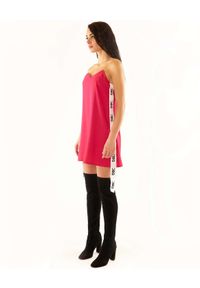 DSG - Różowa sukienka z logo BABY DOLL. Okazja: na imprezę. Kolor: różowy, wielokolorowy, fioletowy. Długość rękawa: na ramiączkach. Wzór: haft, aplikacja. Długość: mini #3