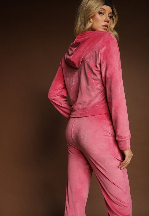 Renee - Różowy Welurowy Komplet Dresowy Bluza i Spodnie ze Zdobieniem z Cyrkonii Velea. Kolor: różowy. Materiał: welur, dresówka. Wzór: aplikacja. Sport: turystyka piesza
