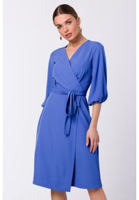 Stylove - Sukienka elegancka kopertowa z bufiastymi rękawami niebieska. Okazja: do pracy. Kolor: niebieski. Typ sukienki: kopertowe. Styl: elegancki