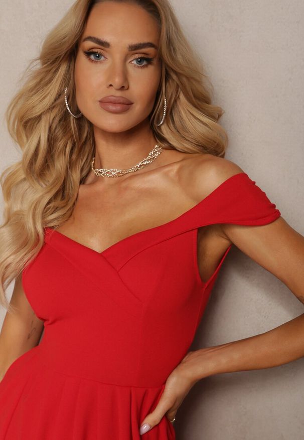 Renee - Czerwona Elegancka Długa Sukienka Hiszpanka Wykończona Rozcięciem na Dole Idelia. Typ kołnierza: dekolt hiszpanka. Kolor: czerwony. Materiał: tkanina. Sezon: lato. Styl: elegancki. Długość: maxi