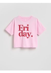 Reserved - Luźny t-shirt z nadrukiem - pastelowy róż. Kolor: różowy. Materiał: bawełna. Wzór: nadruk #1