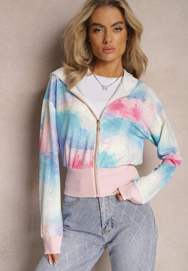Renee - Różowo-Niebieska Krótka Bluza z Kapturem Wzorem Tie-Dye i Szerokim Ściągaczem Therini. Okazja: na co dzień. Typ kołnierza: kaptur. Kolor: różowy. Długość: krótkie. Wzór: aplikacja. Styl: casual