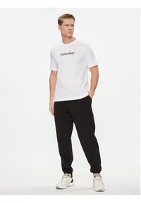 Calvin Klein Spodnie dresowe Embossed Logo K10K112198 Czarny Relaxed Fit. Kolor: czarny. Materiał: bawełna