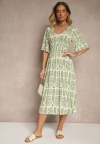 Renee - Zielono-Kremowa Sukienka Boho Rozkloszowana z Wiskozy z Odkrytymi Plecami Tuvria. Okazja: na co dzień. Typ kołnierza: dekolt w kształcie V. Kolor: zielony. Materiał: wiskoza. Typ sukienki: rozkloszowane. Styl: boho #5