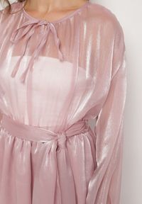 Born2be - Różowa Sukienka Ozdobiona Wiązaniem i Paskiem Nivoren. Okazja: na co dzień. Kolor: różowy. Długość rękawa: długi rękaw. Wzór: aplikacja. Typ sukienki: proste. Styl: casual, elegancki #6