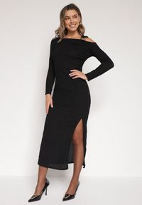 Born2be - Czarna Dopasowana Sukienka z Metaliczną Ozdobą na Ramieniu Reilara. Kolor: czarny. Wzór: aplikacja. Styl: elegancki #1