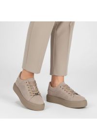 Sneakersy damskie Filippo, cholewka skóra naturalna zamszowa z perforacją sznurowanie klasyczne miękko wykończony kołnierz przy kostce, beżowe, DP750. Okazja: na spacer, na co dzień. Zapięcie: sznurówki. Kolor: beżowy. Materiał: zamsz, skóra. Szerokość cholewki: normalna. Styl: klasyczny #4