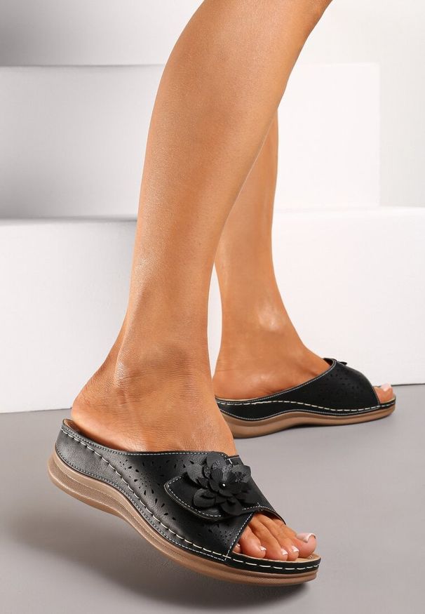 Born2be - Czarne Klapki na Grubej Podeszwie z Naszywką w Kształcie Kwiatka Aurydice. Okazja: na co dzień. Kolor: czarny. Materiał: len, jeans. Wzór: aplikacja, kwiaty. Sezon: lato. Styl: casual, elegancki