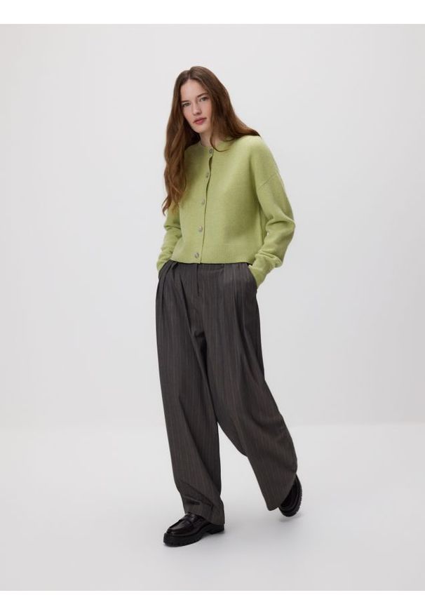 Reserved - Luźne spodnie z zakładkami - ciemnoszary. Kolor: szary. Materiał: tkanina, wiskoza