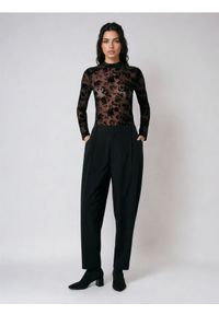 Sinsay - Spodnie materiałowe barrel z zakładkami - czarny. Kolor: czarny. Materiał: materiał #1