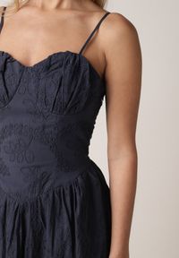 Born2be - Granatowa Bawełniana Sukienka o Rozkloszowanym Kroju na Ramiączka z Haftem Rhethiphe. Okazja: na spacer, na co dzień. Typ kołnierza: dekolt gorset. Kolor: niebieski. Wzór: haft. Typ sukienki: rozkloszowane, proste, gorsetowe. Materiał: bawełna. Długość rękawa: na ramiączkach. Sezon: wiosna, lato. Styl: casual, elegancki, klasyczny #3