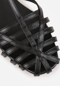 Renee - Czarne Sandały VICES Ozdobione Cienkimi Paskami Calodora. Okazja: na co dzień. Zapięcie: pasek. Kolor: czarny. Materiał: jeans. Wzór: aplikacja. Styl: casual #3