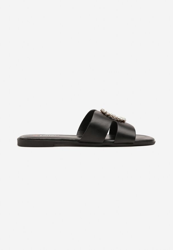 Born2be - Czarne Klapki z Metalową Ozdobą i Cyrkoniami Eravierra. Okazja: na co dzień. Kolor: czarny. Wzór: aplikacja. Styl: elegancki, casual