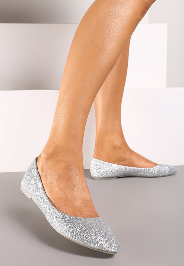 Renee - Srebrne Balerinki Sophope. Zapięcie: bez zapięcia. Kolor: srebrny. Szerokość cholewki: normalna. Obcas: na płaskiej podeszwie. Styl: klasyczny