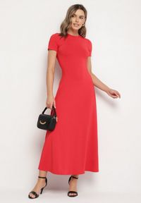 Born2be - Czerwona Sukienka o Taliowanym Kroju z Krótkim Rękawem Liravise. Okazja: na co dzień. Kolor: czerwony. Długość rękawa: krótki rękaw. Sezon: wiosna, lato. Typ sukienki: rozkloszowane. Styl: elegancki, casual, klasyczny #2
