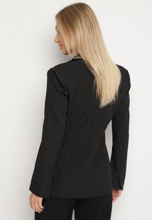 Born2be - Czarna Taliowana Marynarka VICES z Usztywnionymi Ramionami Aravita. Okazja: na co dzień. Kolor: czarny. Styl: elegancki, casual, klasyczny