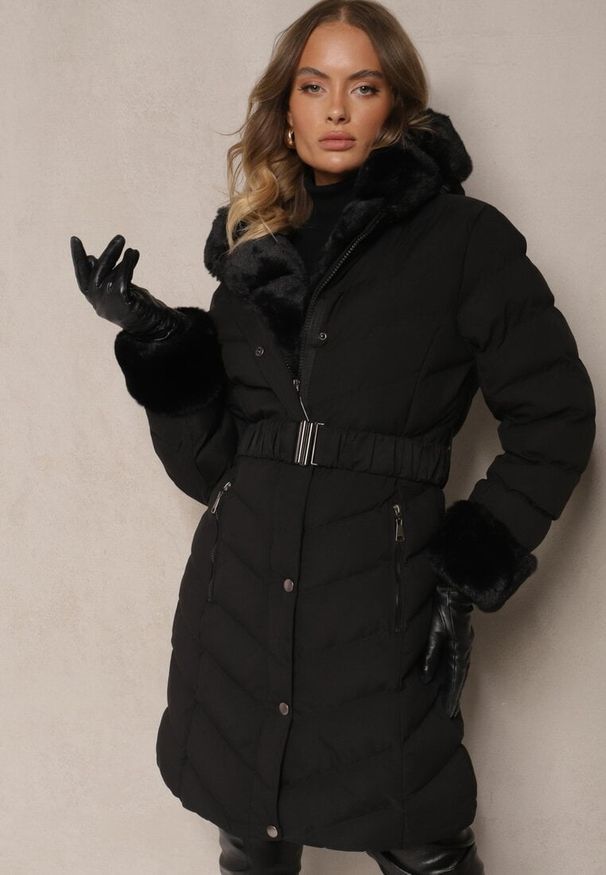 Renee - Czarna Kurtka z Pikowanymi Przeszyciami Mocno Ocieplana z Paskiem i Odpinanym Futerkiem Hedista. Okazja: na co dzień. Kolor: czarny. Materiał: futro. Styl: elegancki, casual