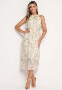 Born2be - Jasnobeżowa Koktajlowa Sukienka z Dekoltem Typu Halter z Broszką w Kształcie Kwiatu Vikiida. Typ kołnierza: dekolt halter. Kolor: beżowy. Długość rękawa: bez rękawów. Wzór: kwiaty. Styl: wizytowy