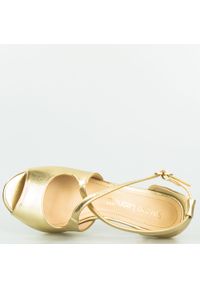Inna - Sandały na szpilce retro połyskujące złote Sergio Leone. Kolor: złoty. Materiał: materiał. Obcas: na szpilce. Styl: retro. Wysokość obcasa: średni #6